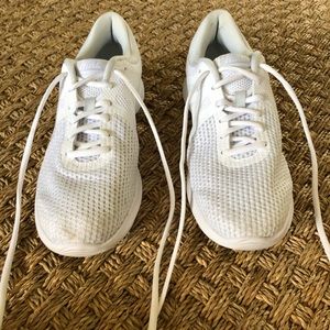NIKE SOLID WHITE RUNNING SHOES